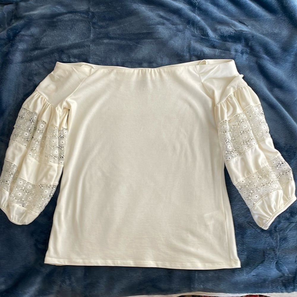 Off the shoulder 1.State top with lace sleeves